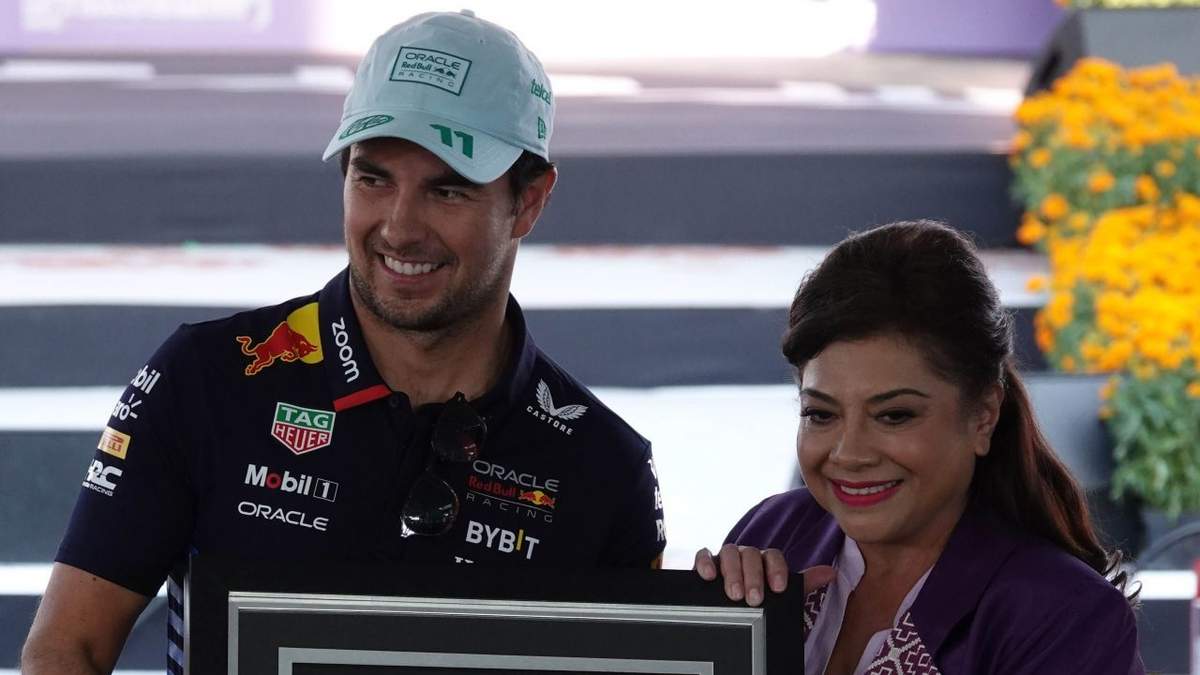 El piloto "Checo" Pérez entregó una placa a la jefa de Gobierno