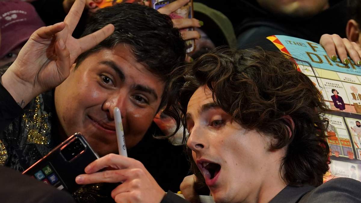El actor Timothée Chalamet posa para una selfie
