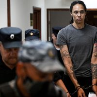 La basquetbolista Brittney Griner vuelve a EE. UU. luego de un intercambio de prisioneros con Rusia