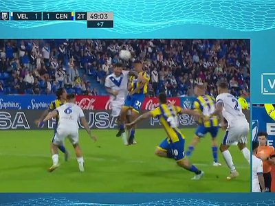 Rosario Central se lo ganó en la última a Vélez con un penalcito de VAR