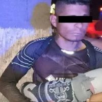 Sorprenden a un sujeto que pedía limosna cargando un bebé... de trapo