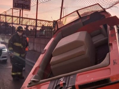 Una lancha se incrusta en malla de vías del Metro de CDMX y afecta a la Línea B