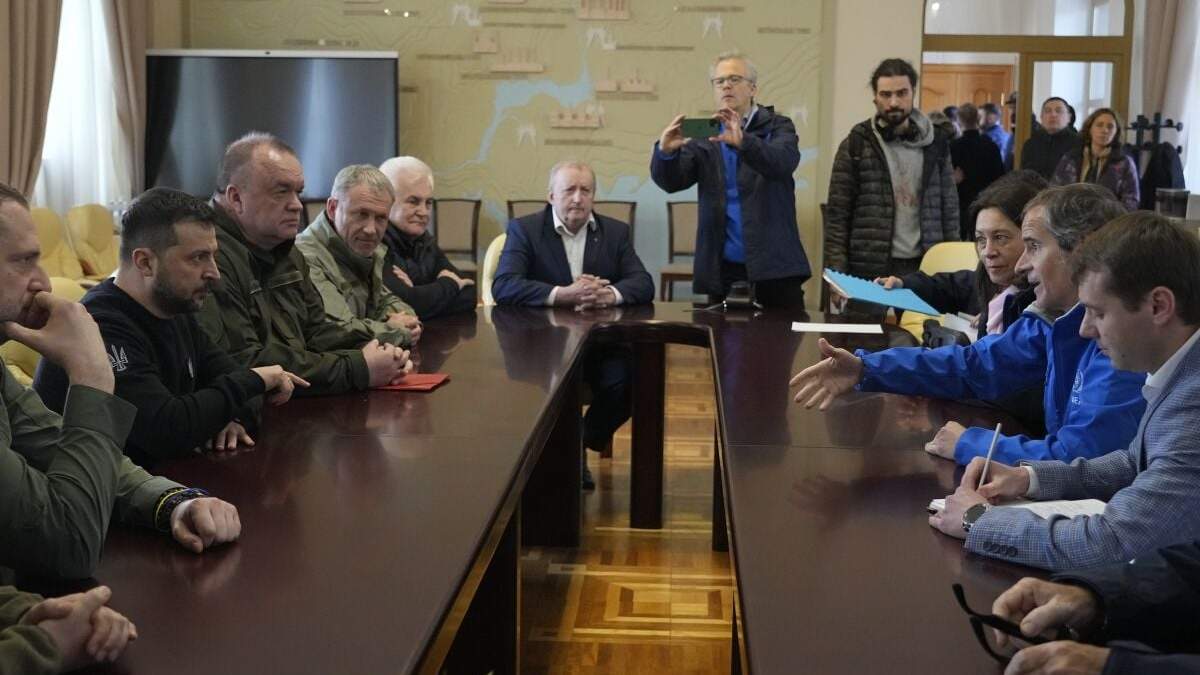 El presidente de Ucrania se reúne con el jefe de energía atómica de la ONU, Rafael Mariano Grossi durante una visita a Zaporiyia, Ucrania