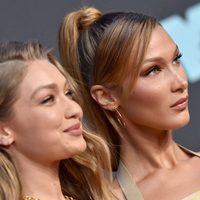 Combo completo: Gigi y Bella Hadid se sacan todo para un almanaque de infarto. ¡Mirá!