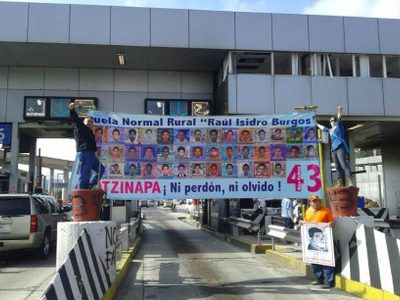Padres de los 43 toman caseta de la México-Cuernavaca