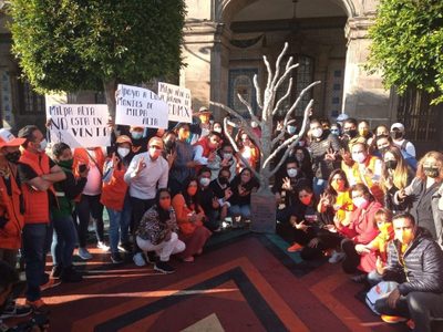 MC lleva a Sheinbaum un "Monumento a la Antiecología"