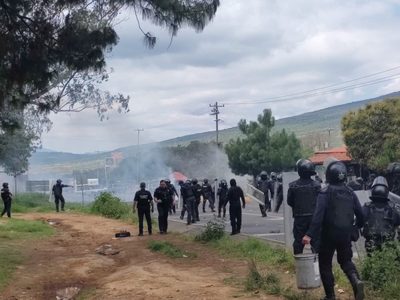 Guardia civil de Michoacán disuelve bloqueos carreteros de normalistas