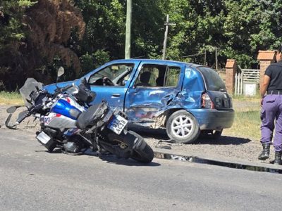 Fuerte choque de turistas brasileños en moto, contra un auto que dobló en "U"