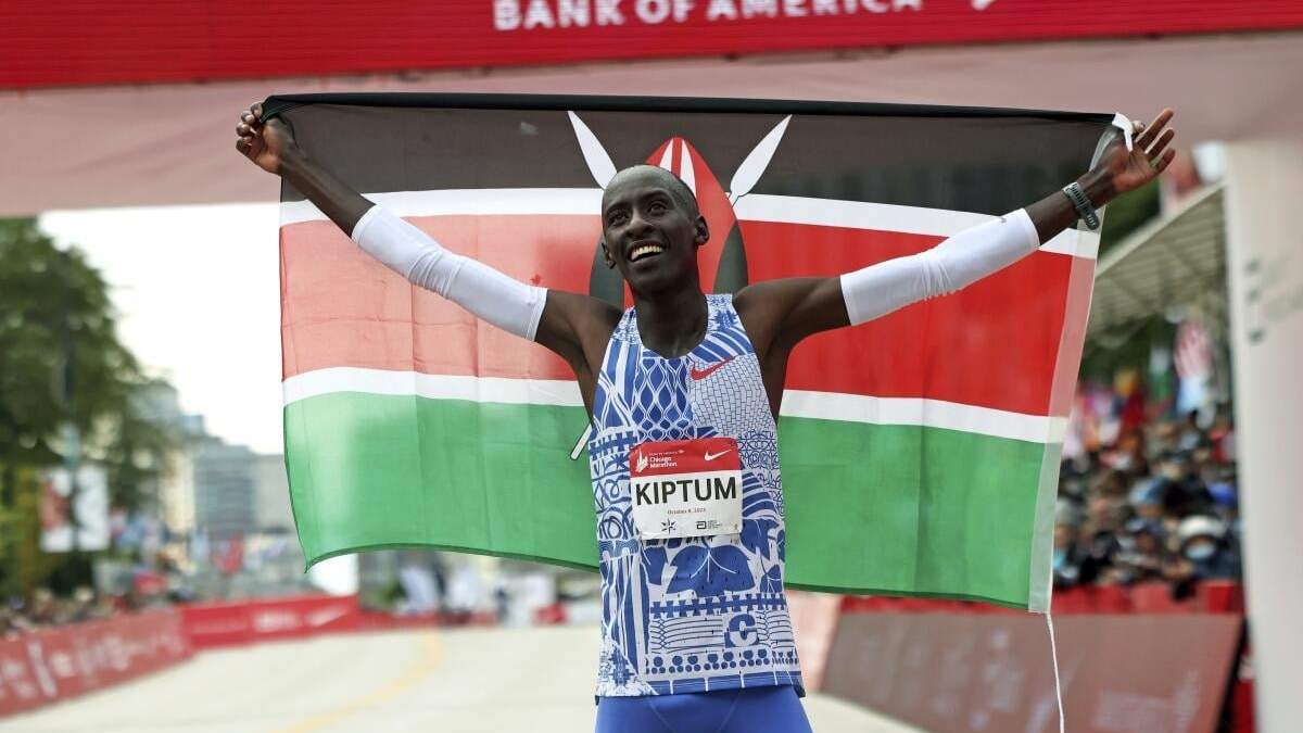 ARCHIVO - Kelvin Kiptum, de Kenia, celebra su récord en el Maratón de Chicago, en Grant Park el domingo 8 de octubre de 2023. De acuerdo con un compañero atleta, Kiptum falleció en un accidente automovilístico la noche del domingo en Kenia