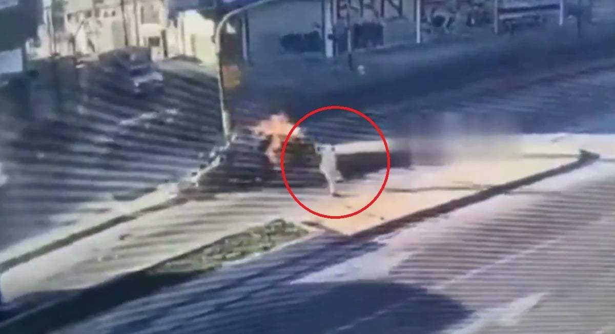 Cinco hombres salen corriendo de un auto en llamas tras se aplastados por un colectivo