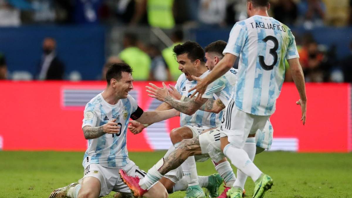 Messi festejando la victoria junto a sus compañeros. Fuente:(Twitter)