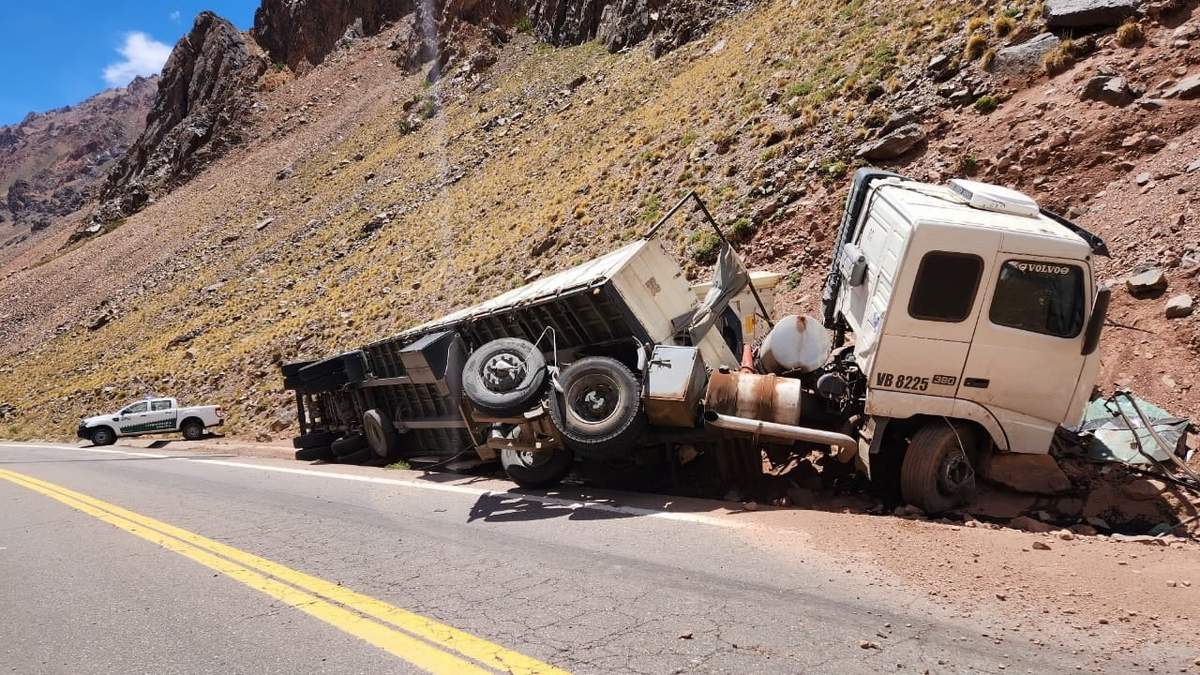 Un camionero se encuentra grave tras volcar en la ruta 7