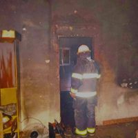 Un incendio consumió una casa en Centenario y sospechan que fue intencional para cometer un robo