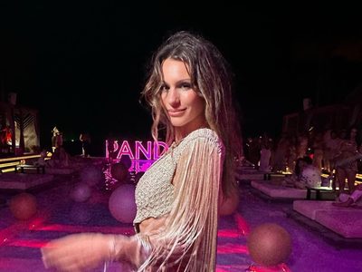 Pampita lleva con estilo el clásico ítem de moda, que no te puede faltar en tu valija si te vas de vacaciones a la playa