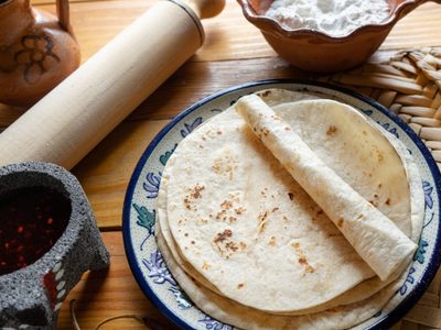 Con solo un paquete de tortillas, hacé estos bocaditos de jamón y queso exprés en 5 minutos