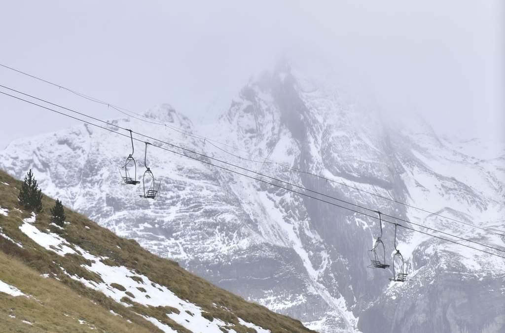 Telesillas en la estación de esquí de Astún en Huesca, España