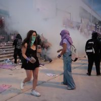 Lanzan gas desde la Fiscalía de Puebla contra feministas (Video)