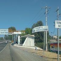 Hallan seis cuerpos con vendajes en los ojos a pie de carretera en los límites con Querétaro