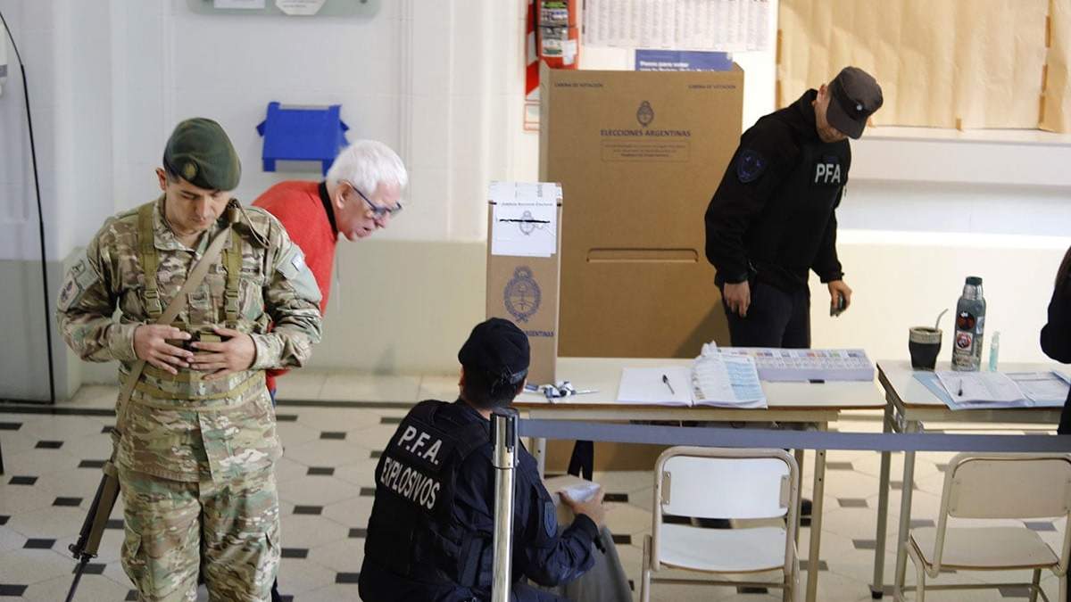 Fue a votar y quedó detenido. Todo un clásico.