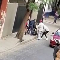 Captan a un grupo de hombres que somete a presunto ladrón en Oaxaca