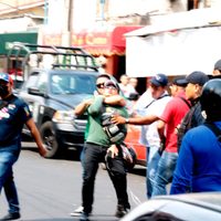 Policías de la CDMX golpean y roban a reporteros tras balacera en Iztapalapa (Video)