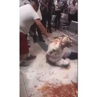 Exhiben a agentes jugando al "hombre pizza" en oficina de tránsito de Chihuahua