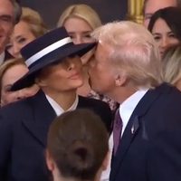 El no-beso de Donald Trump a Melania por culpa de un sombrero (Video)