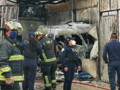 Incendio en taller mecánico deja cuatro autos calcinados en la alcaldía Venustiano Carranza