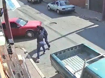 Sujeto intenta robar a una mujer, pero ella lo retiene hasta que llega la policía (Video)
