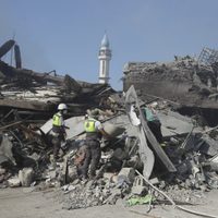 Ataques israelíes matan a una familia en Gaza y destruyen un mercado centenario
