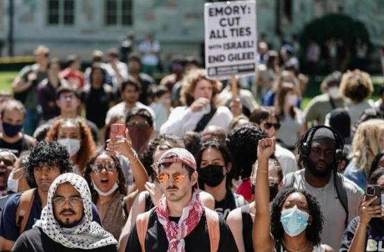 Una manifestante levanta el puño durante una protesta contra la guerra en Gaza, en la Universidad Emory, en Atlanta, Georgia