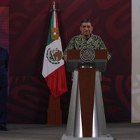 Sandoval justifica viajes al extranjero acompañado por su familia: "es protocolo"