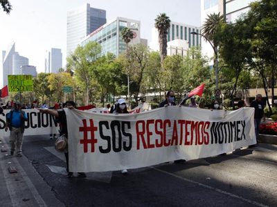 Marchan huelguistas de Notimex por "rescate" de la agencia
