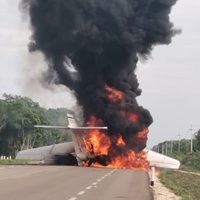 Una avioneta aterriza y se incendia sobre carretera en QR; podría estar relacionada al crimen