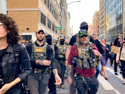 Neoyorquinos se enfrentan a agentes de inmigración durante redada en Canal Street