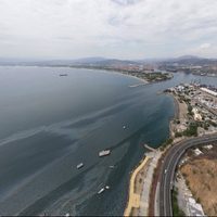 Pescadores denuncian derrame de hidrocarburos en el puerto de Manzanillo (Videos)
