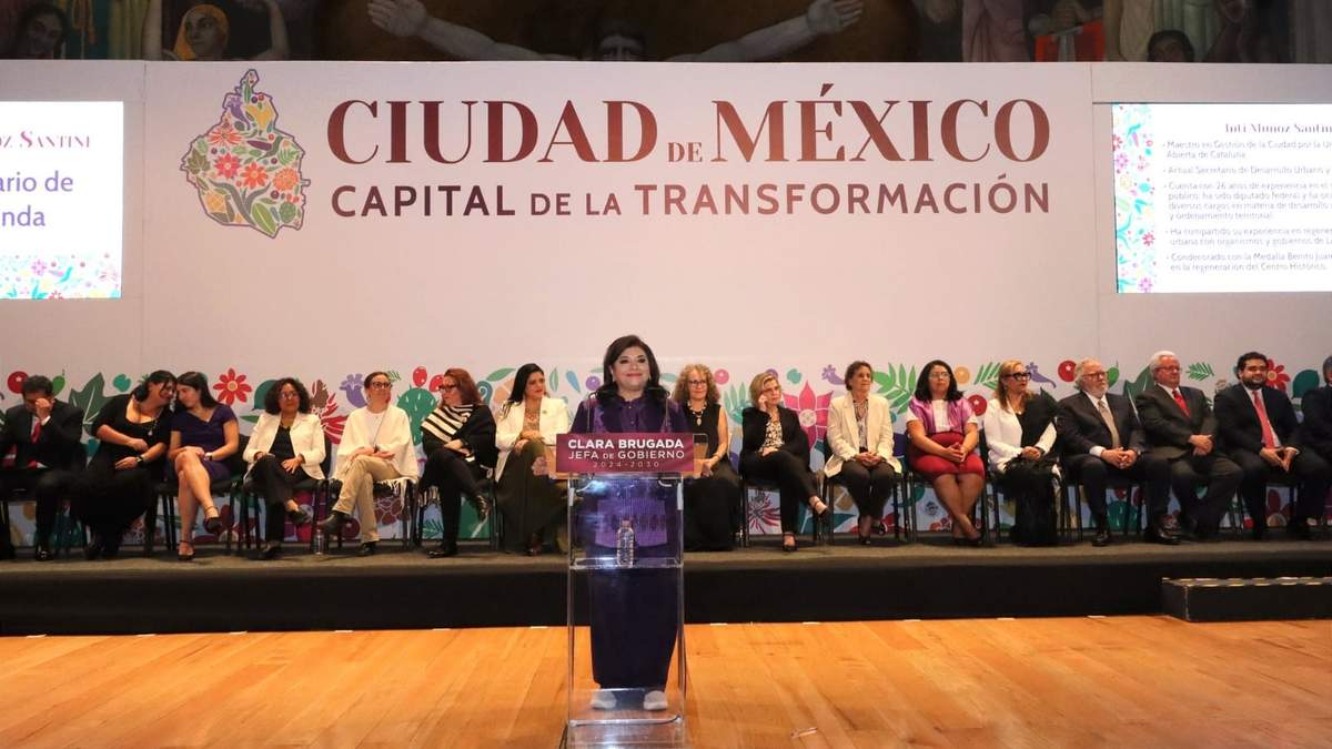 La jefa de Gobierno electa, Clara Brugada, con los miembros de su gabinete
