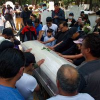 Con el grito de “¡justicia!”, dan el último adiós a Perla Cristal en Xochimilco