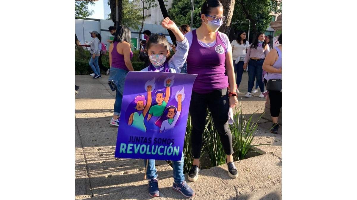 Isabella acudió a la marcha del 8M en la CDMX