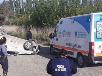 Terrible susto en Villa Regina: esquivó un perro y volcó