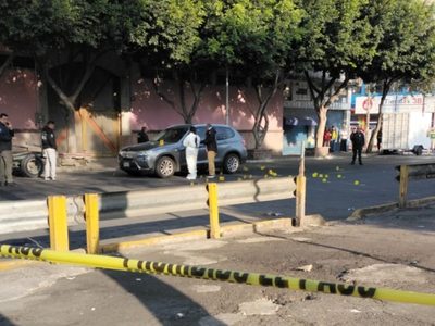 Ejecutan al conductor de una BMW en Iztacalco; una mujer resulta herida