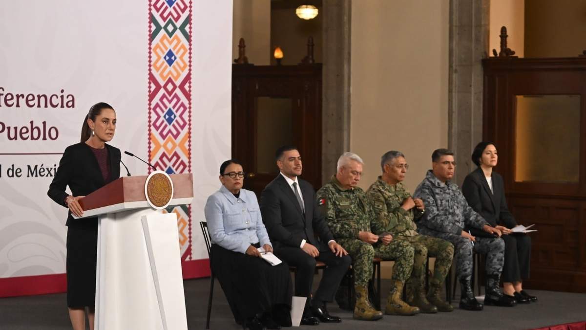 La presidenta Claudia Sheinbaum con integrantes de su gabinete en la conferencia matutina