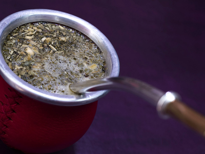 Con solo 2 ingredientes, el truco casero para limpiar la bombilla del mate y dejarla como nueva