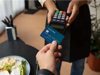 Sigue en caída la confianza del consumidor