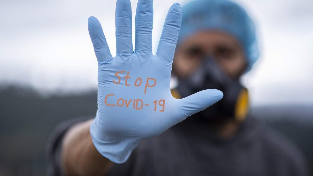 Un sanitario en India le dice detente al coronavirus. Fuente: (Twitter)