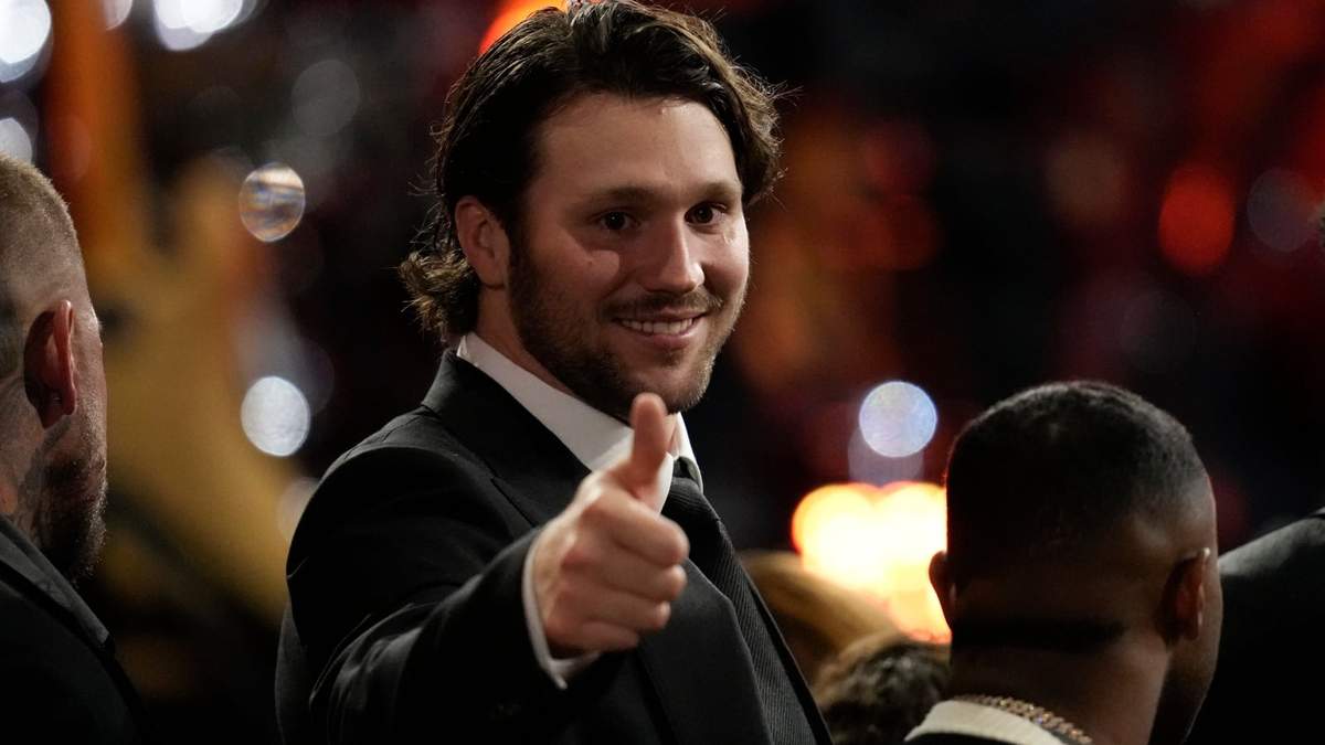 Josh Allen, de los Bills de Buffalo, saluda durante la ceremonia de los premios de la AP a lo mejor de la NFL