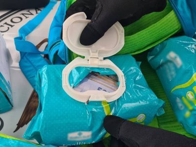 Ocultan más de dos millones de pesos en paquetes de toallas húmedas para bebés