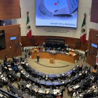 Duelo de mantas en el Senado: "García Luna no se toca" vs "Todos al Zócalo"