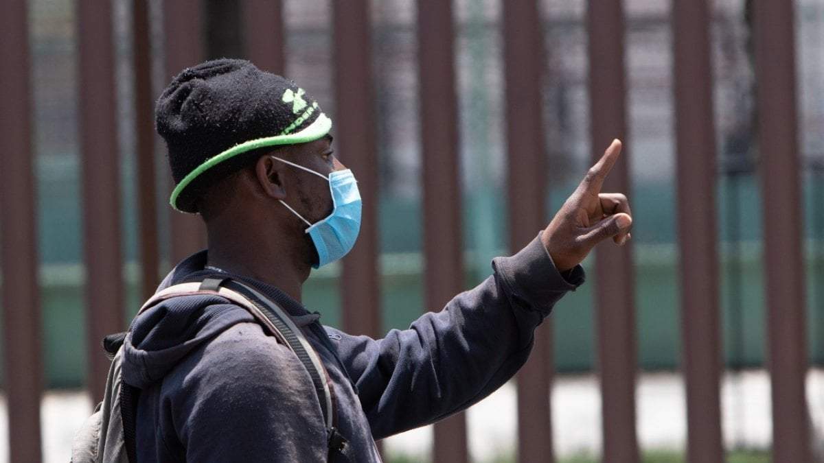 Un migrante en la frontera con EU