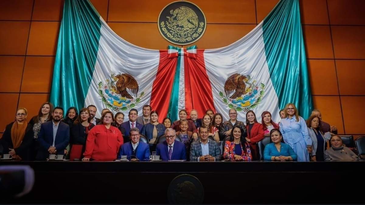 Rubén Rocha Moya con Ricardo Monreal, Sergio Gutiérrez Luna y diputados de Morena